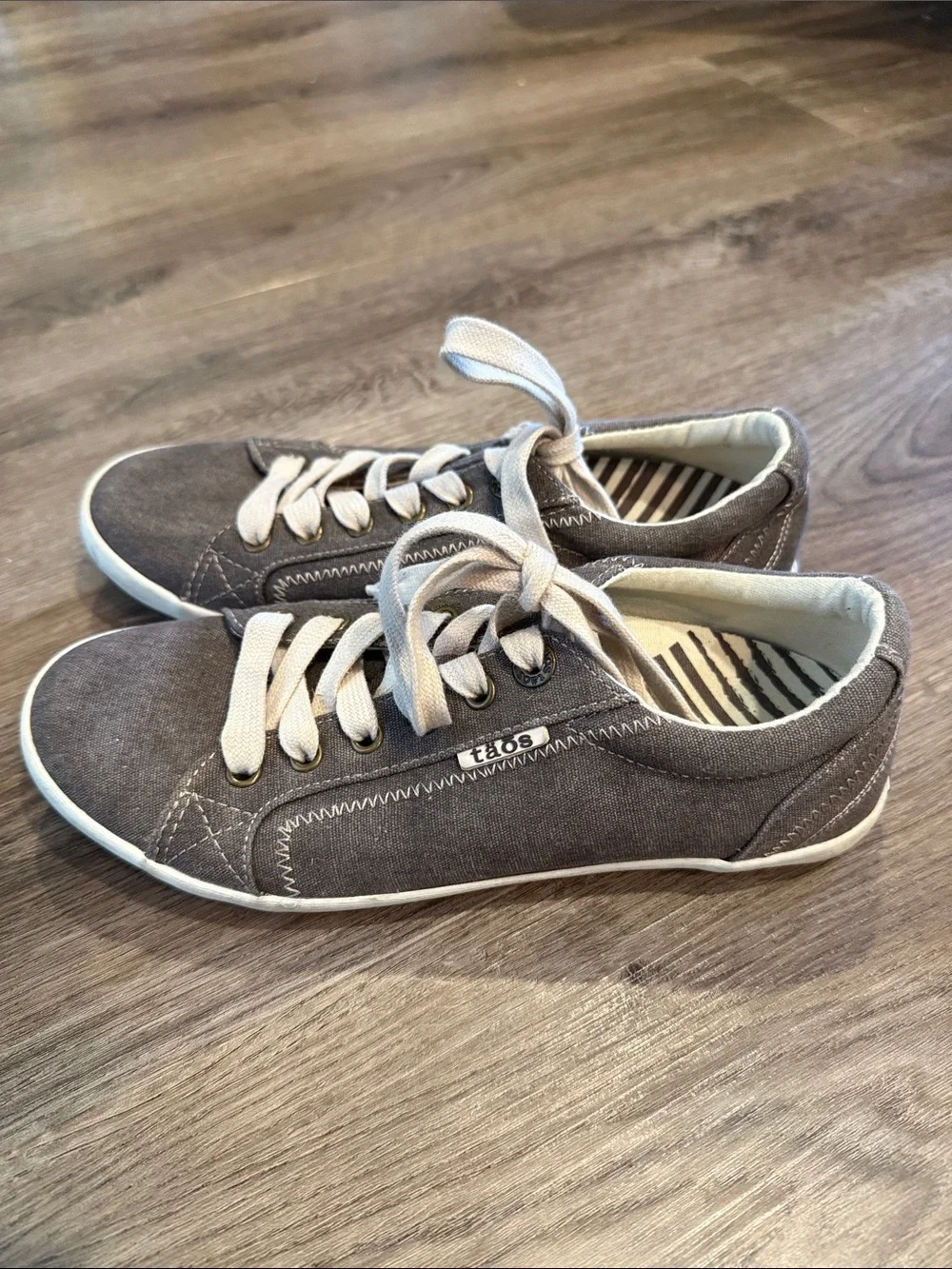 Taos‎ Star Gray Brown Canvas Low Top Lace Up Sneakers Womens 7